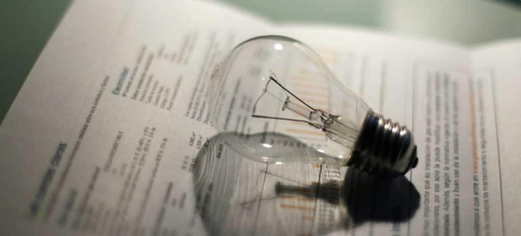 El precio de la luz arrancará 2022 en 122,63 euros el MWh, 