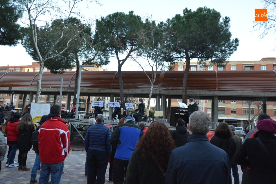 La visita de Papá Noel a la Plaza Barcelona incluirá golosinas, villancicos y una chocolatada para todo el Barrio