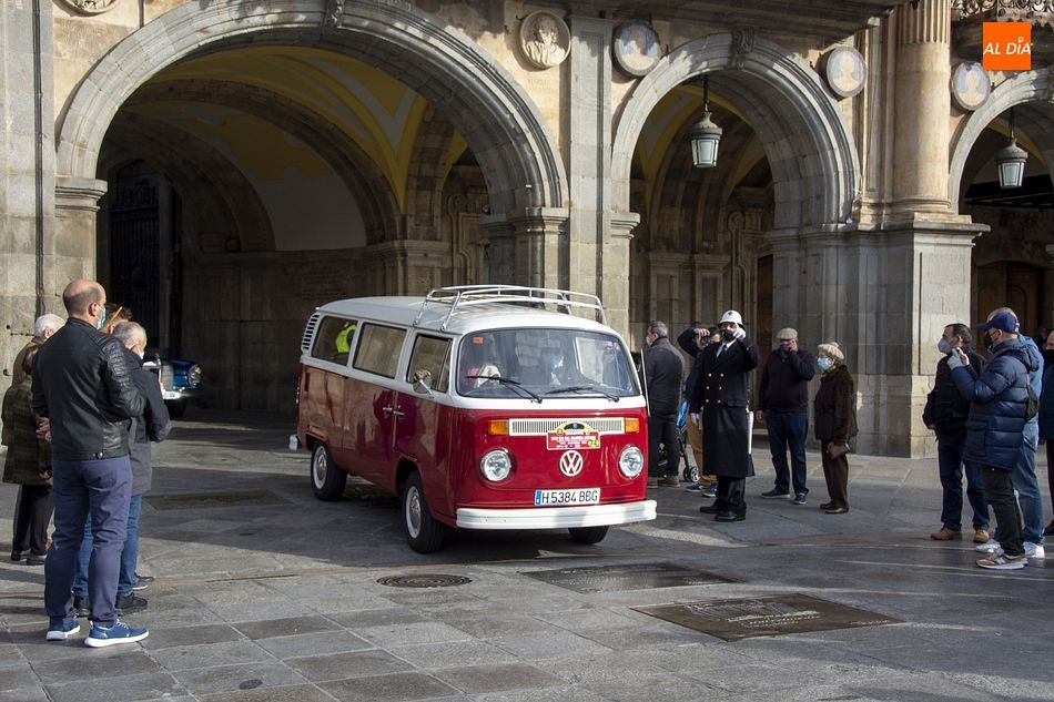 El Día del Guardia Urbano llena la Plaza Mayor de historia de la automoción