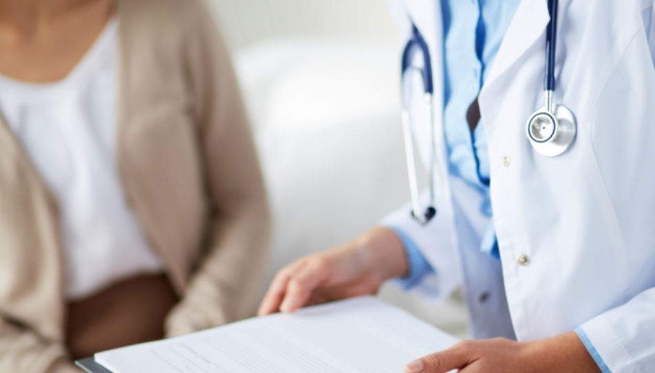 Los médicos recuerdan que la obligatoriedad de mascarillas en exteriores tiene una efectividad mínima
