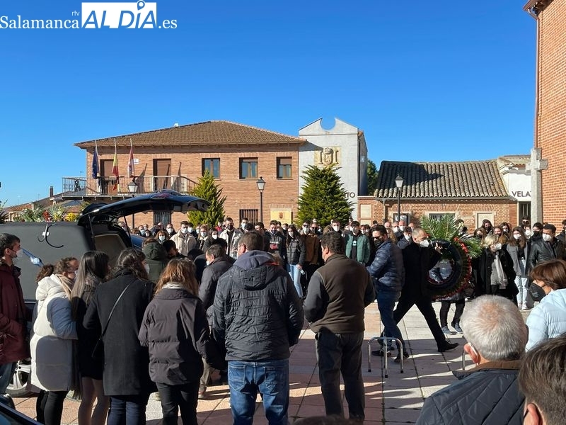 Más de 500 personas arropan a la familia del joven Iván Díaz en su funeral