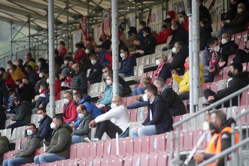 Sanidad y CCAA acuerdan reducir los aforos de los estadios de fútbol al 75%