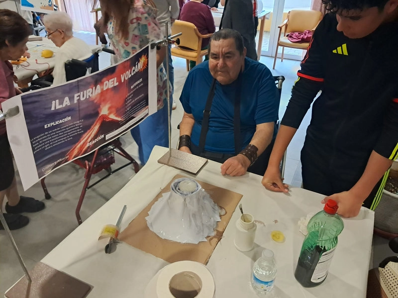 Foto 6 - Experimentos y empat&iacute;a: el IES Leonardo Da Vinci lleva su feria cient&iacute;fica a Gerialba