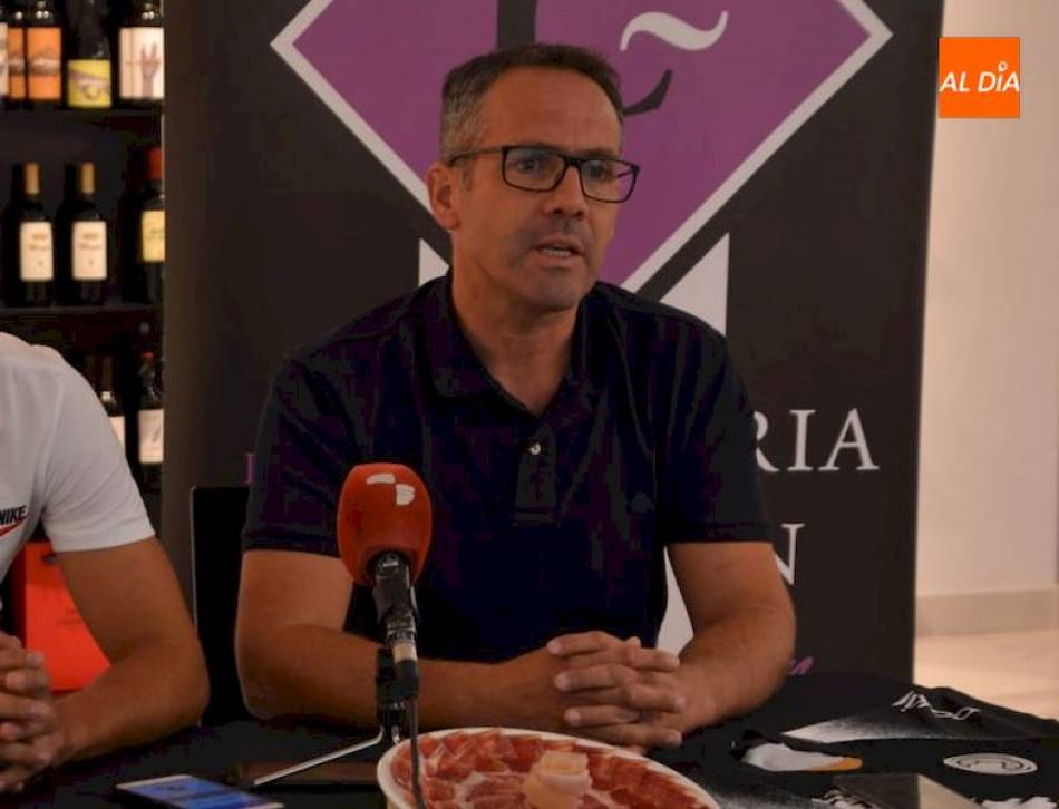 Gorka Etxebarria durante la presentación de un jugador / Archivo