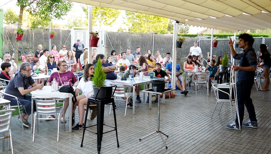 Actuación de Miguel de Lucas en la sede de la urbanización Albahonda I