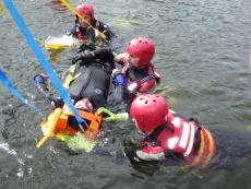 Foto 5 - Los Bomberos realizan un curso de formación con el río como escenario