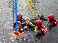 Foto 4 - Los Bomberos realizan un curso de formación con el río como escenario