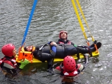 Foto 3 - Los Bomberos realizan un curso de formación con el río como escenario