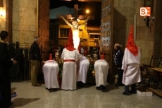 Foto 3 - La emoción envuelve al Cristo de la Agonía 