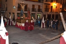 Foto 6 - Un apagón sorprende a la Cofradía de La Cruz en plena procesión
