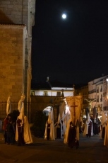Foto 3 - Un apagón sorprende a la Cofradía de La Cruz en plena procesión