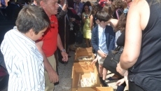 Foto 3 - Vecinos y turistas se suman a la tradicional cita con la vela