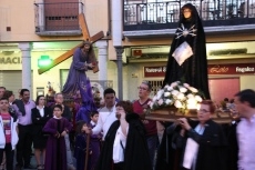 Foto 5 - El buen tiempo y el reclamo turístico abarrotan la procesión del Santo Entierro 