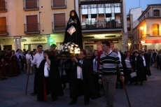 Foto 3 - El buen tiempo y el reclamo turístico abarrotan la procesión del Santo Entierro 