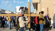 Foto 6 - Los hombres cobran protagonismo en el Vía Crucis