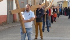 Foto 4 - Los hombres cobran protagonismo en el Vía Crucis