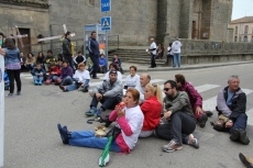 Foto 5 - Los vecinos de la zona de Brincones colapsan Vitigudino en protesta por la reducción de médicos