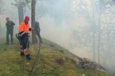 Foto 6 - Un incendio amenaza el poblado de Iberdrola en Villarino