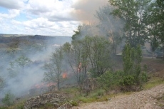 Foto 4 - Un incendio amenaza el poblado de Iberdrola en Villarino