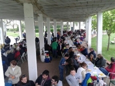 Disfrutando de la paella