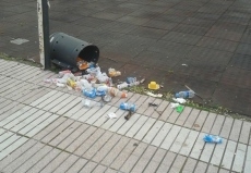 Foto 4 - Varias madres denuncian la suciedad del parque de Las Canteras