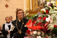 Foto 6 - Un fuerte aguacero desluce la ofrenda floral junto a la estatua de Venancio Blanco