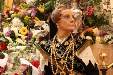 Foto 5 - Un fuerte aguacero desluce la ofrenda floral junto a la estatua de Venancio Blanco