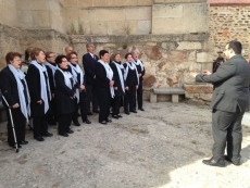 Foto 3 - Un fuerte aguacero desluce la ofrenda floral junto a la estatua de Venancio Blanco