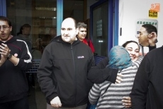 Foto 5 - Un encierro de Stop Desahucios logra la dación en pago para una familia de Santa Marta