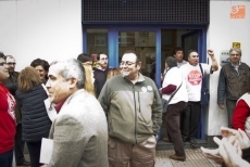 Foto 3 - Un encierro de Stop Desahucios logra la dación en pago para una familia de Santa Marta