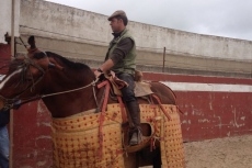 Foto 4 - Los alumnos de la Escuela de Tauromaquia de Salamanca tientan en Rollanejo