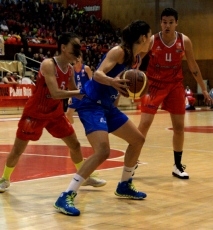 Foto 5 - Perfumer&iacute;as Avenida pierde la Liga en el segundo partido (62-59)