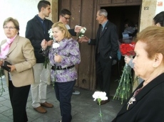 Foto 6 - Claveles rojos y blancos para homenajear a los mayores