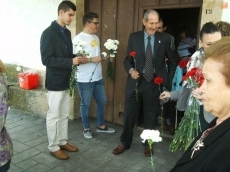 Foto 5 - Claveles rojos y blancos para homenajear a los mayores