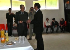 Foto 3 - Claveles rojos y blancos para homenajear a los mayores