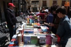 Foto 6 - Albenses y visitantes responden a la llamada de la cultura del libro 