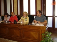 De d. a i: Miguel Flores, concejal de Izquierda Unida y concejales de PSOE