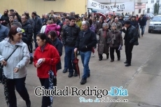 Foto 6 - Un centenar de personas reivindica en la calle “otro sitio” para el crematorio