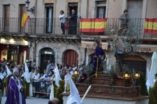 Foto 6 - Pocos cofrades acompañan a la Oración del Huerto en una perfecta tarde de terraza