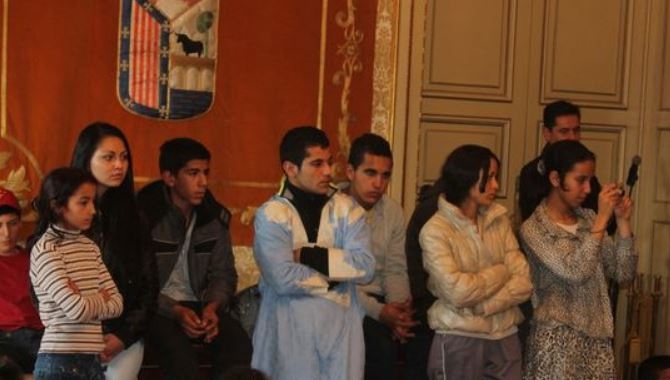 Grupo de ni&ntilde;os saharaius visitando el Ayuntamiento