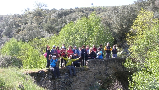 El grupo Ciempiés en una ruta en Monsagro El grupo Ciempiés en una ruta en Monsagro