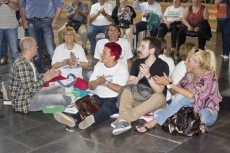 Foto 6 - Los vecinos de la zona de Brincones se encierran en el edificio de la Junta