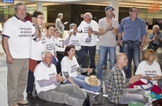 Foto 5 - Los vecinos de la zona de Brincones se encierran en el edificio de la Junta