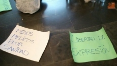 Foto 3 - Los vecinos de la zona de Brincones se encierran en el edificio de la Junta