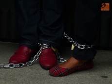 Foto 4 - Vecinos de la zona de Brincones se encadenan a la puerta de la Gerencia de Salud