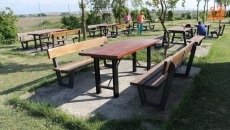 Foto 3 - El Ayuntamiento acondiciona ‘El Albergue’ con nuevos árboles, bancos y mesas