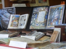 Foto 5 - La Plaza Mayor se llena de historias con la Feria del Libro