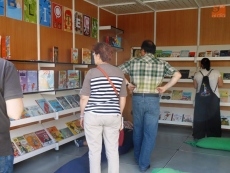 Foto 4 - La Plaza Mayor se llena de historias con la Feria del Libro