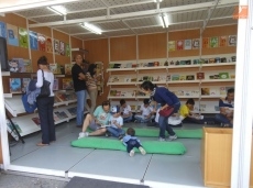 Foto 3 - El buen tiempo anima el ambiente en la Feria del Libro