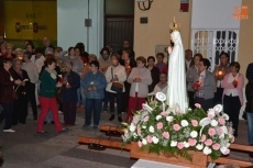 Foto 5 - La Virgen de Fátima procesiona entre las velas